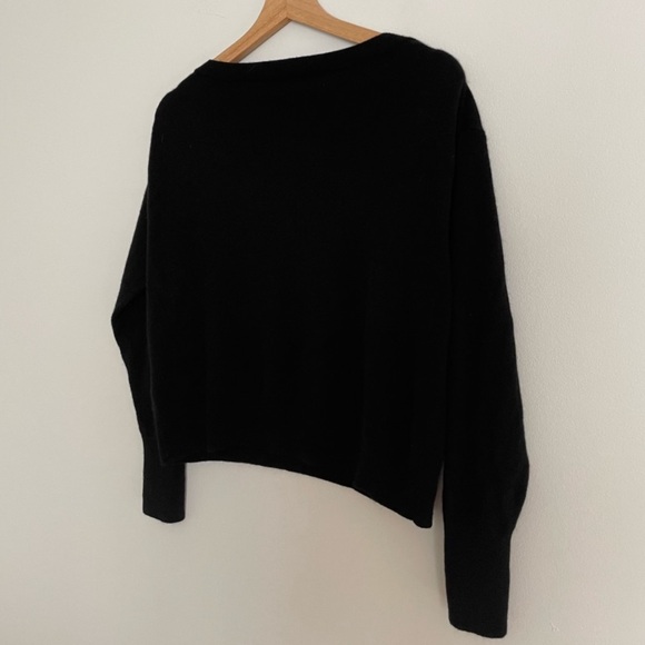 Everlane -The Cashmere V-Neck Sweater in True Black - Picture 9 of 11